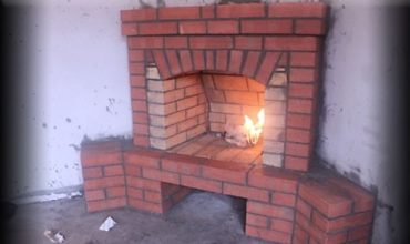 Угловой кирпичный камин